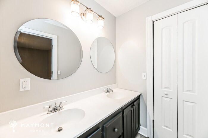 Building Photo - 606 Six Lakes Dr