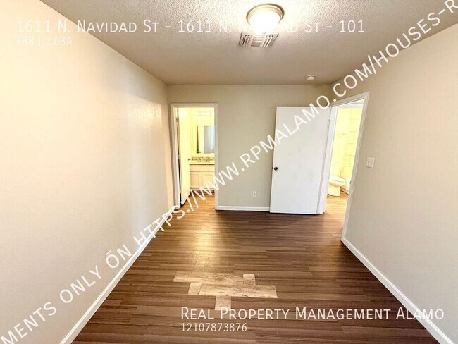 Building Photo - 1611 N Navidad St
