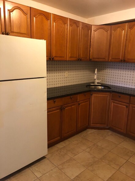 Building Photo - 387 College Dr