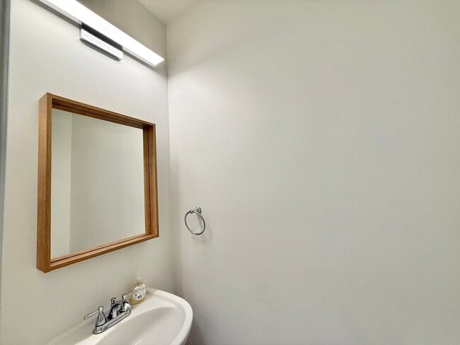 Building Photo - Modern 3BD, 2.5BA End Unit Raleigh Townhome with HOA Amenities Near I-540 & Triangle Town Center