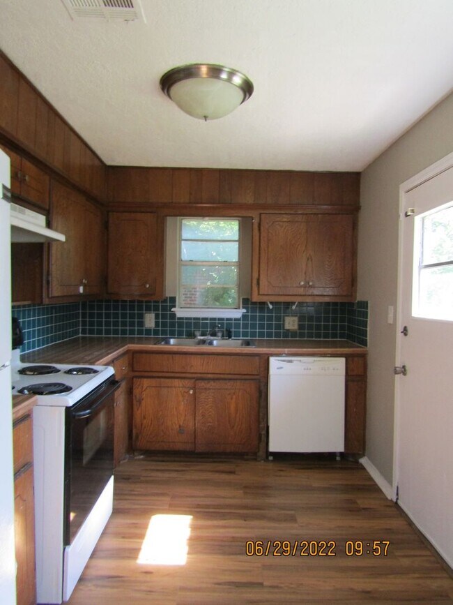 Building Photo - MOVE IN SPECIAL: $200 OFF OF THE 1ST FULL MONTH'S RENT!