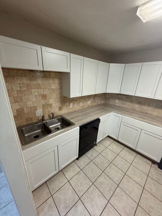 Building Photo - 823 Hardy Springs Cir