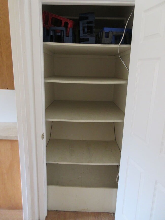 Building Photo - 4 bedroom 3 bathroom w/basement