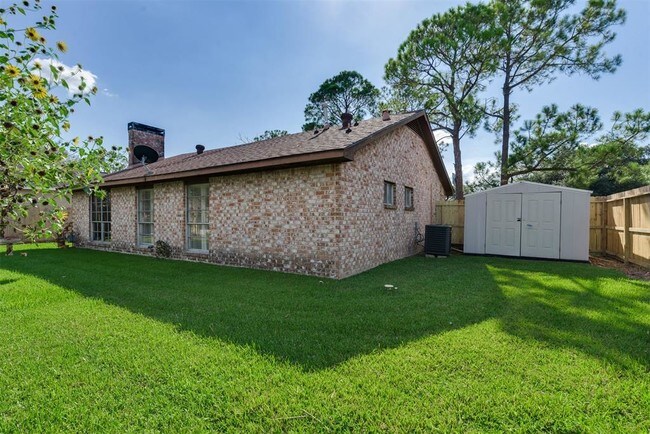 Building Photo - 2207 Briarview Dr
