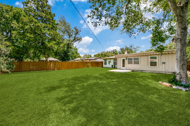 Building Photo - 2519 Highwood Dr