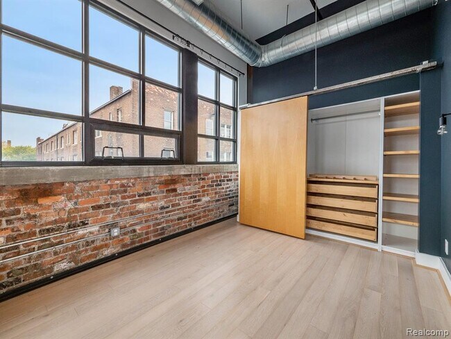 Building Photo - 460 W Canfield St