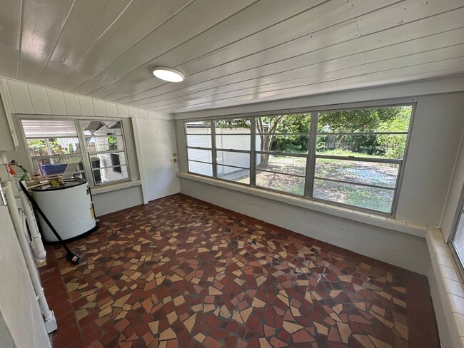 Building Photo - Beautiful 2 bedroom 1 bathroom newly remod...