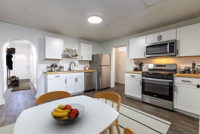 Building Photo - Available April 2026 - COMPLETELY RENOVATED 2 Bedroom Home