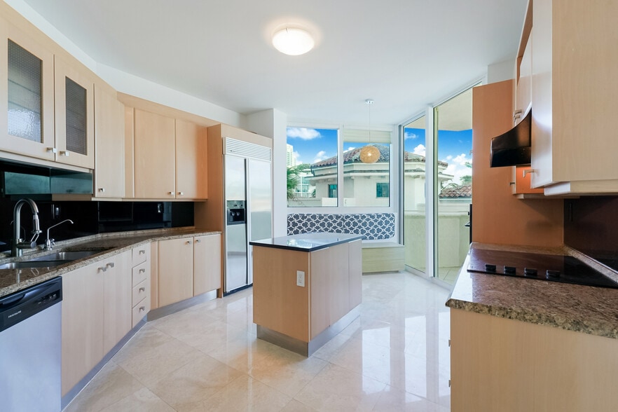 Building Photo - 300 S Pointe Dr