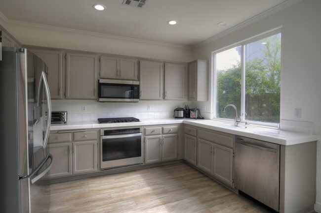 Building Photo - 543 Fireside Ln