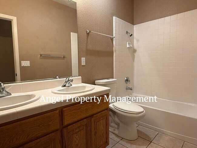 Building Photo - 2125 Galen Dr