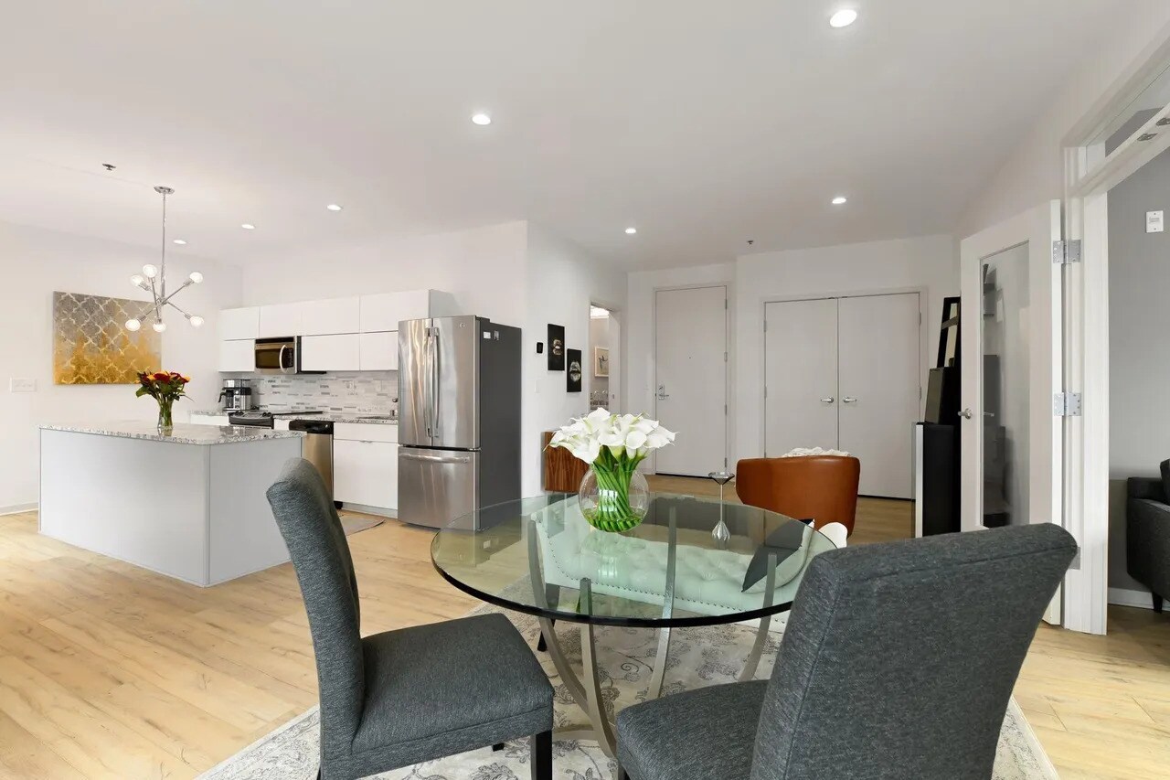 Building Photo - 3116 W Lake St