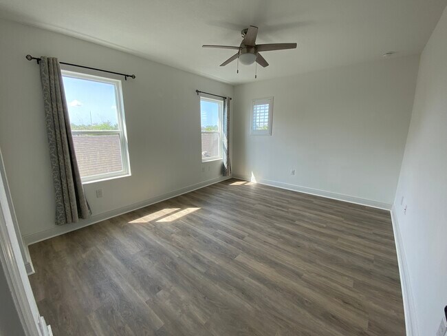 Building Photo - 10909 Shade Tree Cv