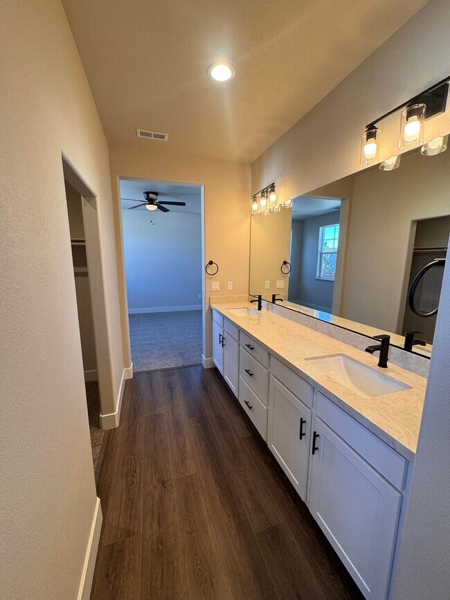 Building Photo - NEW! 3/2.5/2 Townhome in Gardnerville