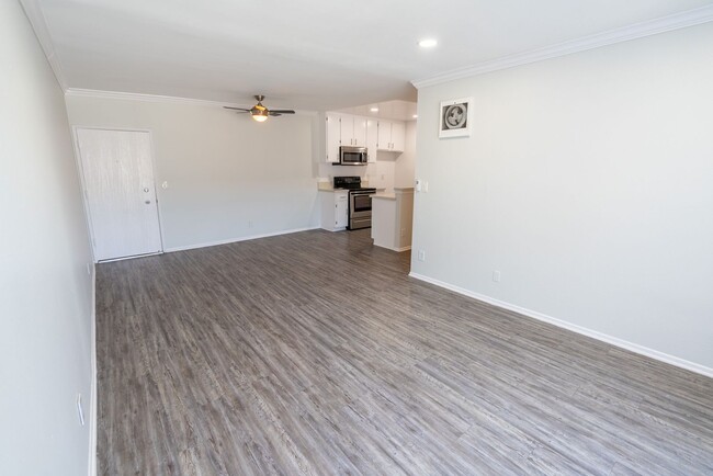 Interior Photo - 4444 Ensign Avenue