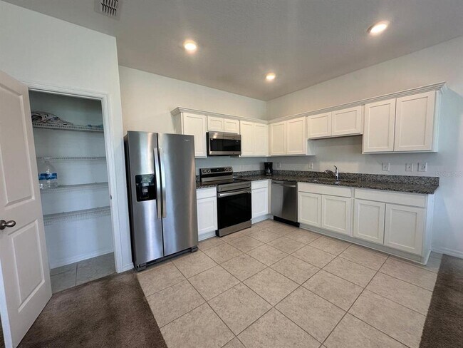 Building Photo - 118 Mandovi St