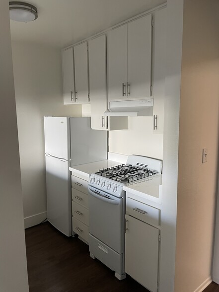 Unit 216 Kitchen - La Villa Mesa