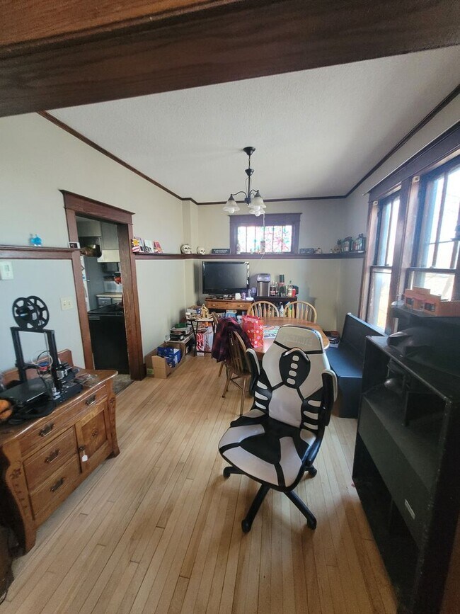 Building Photo - AVAILABLE JUNE - 3 Bed 1 Bath w/ Bonus Att...