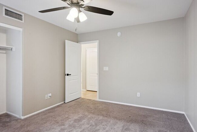 Building Photo - Very nice single level home with 4 bedrooms and 2 baths!