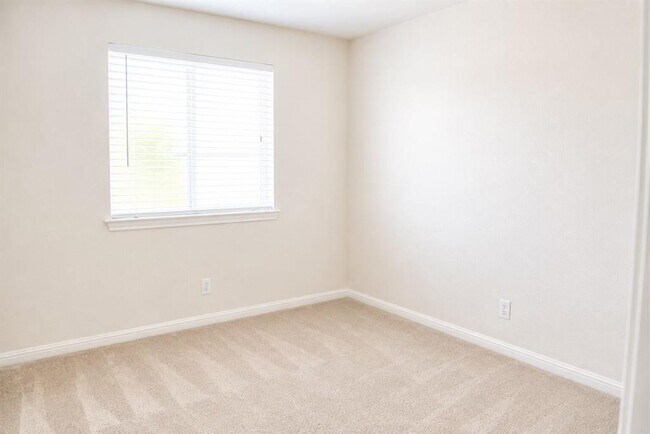 Building Photo - 100 Lightfoot Ct