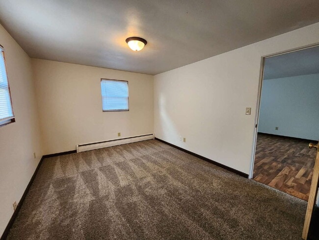 Building Photo - Updated Lower Level Apartment - Kimberly