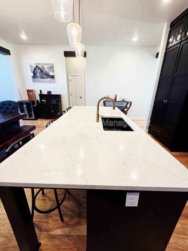 Building Photo - 1101 Sawmill Rd