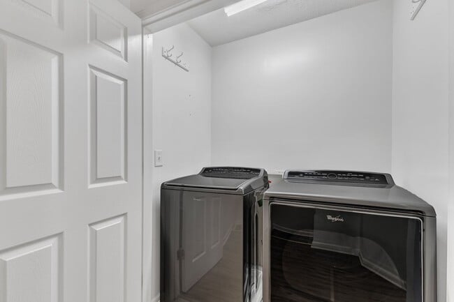 Building Photo - 3 Bedroom Brick Front Carraige Downs Townhome In Desirable Apex