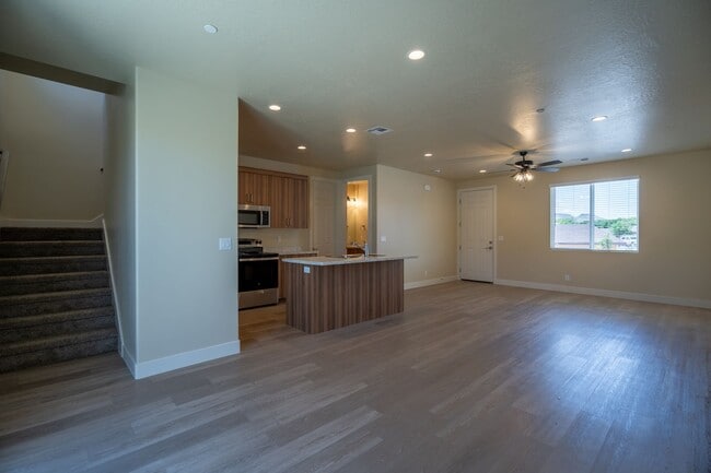 Building Photo - Newer Townhome Near Utah Tech
