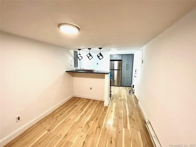 Building Photo - 546 Main St