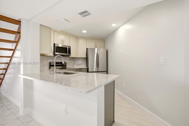 Building Photo - 9425 Fontainebleau Blvd