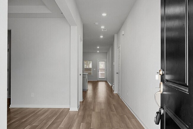 Building Photo - 5 Bedroom, 3.5 Bath, Beautiful Summerville Home, Master on Main