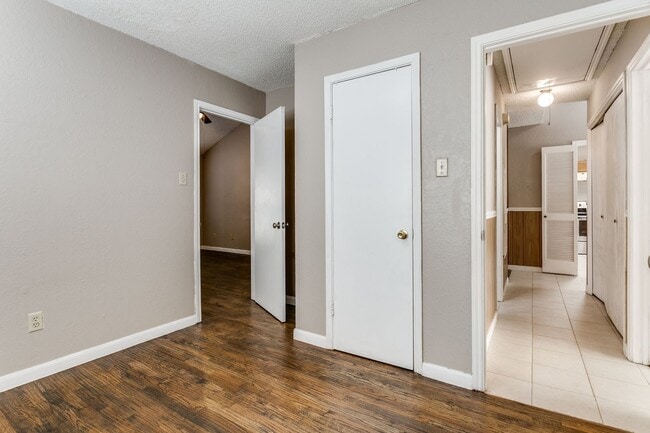 Building Photo - 3009 Hilltop Dr