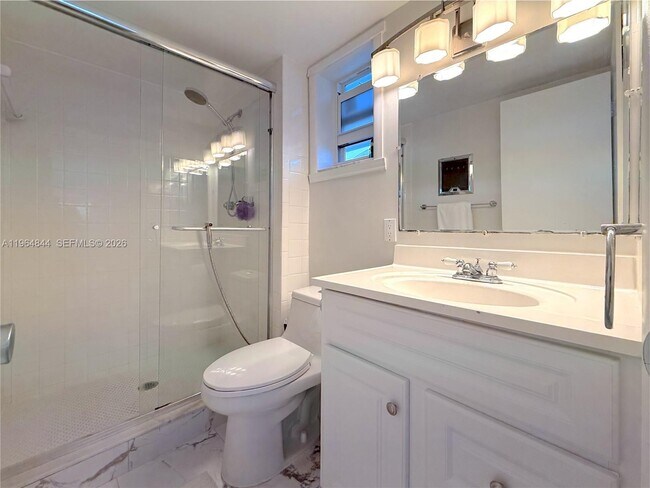 Building Photo - 541 Blue Heron Dr