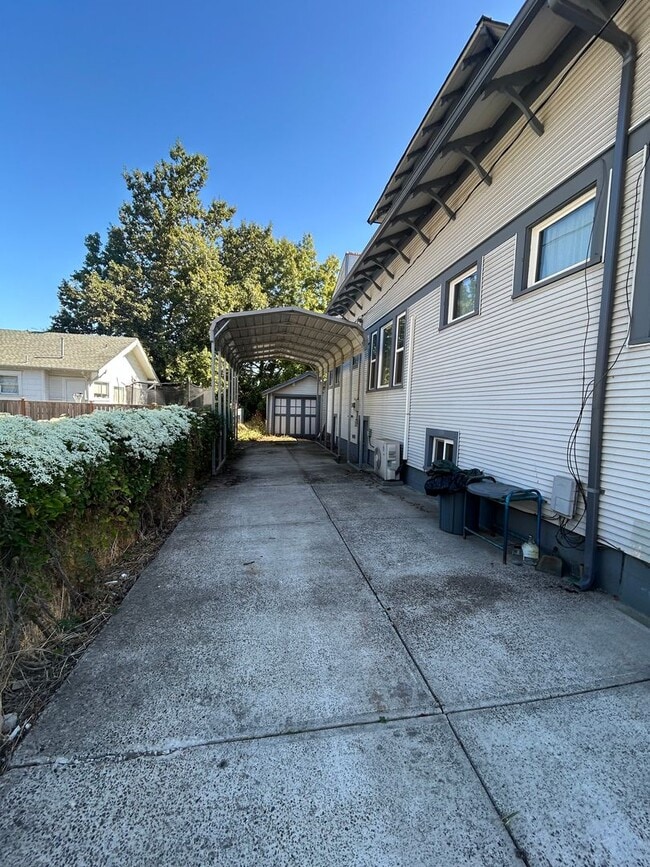 Building Photo - Historic 3 Bedroom, 1.5 Bath Home in Downt...