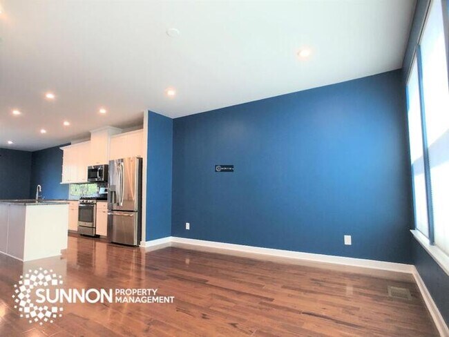 Building Photo - Beautiful 4 Story Townhome in South Charlotte!