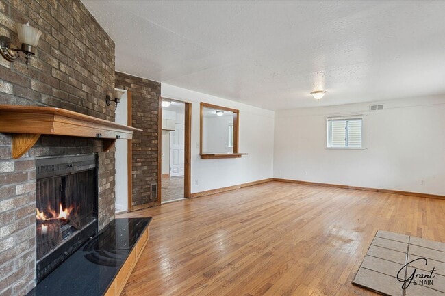 Building Photo - 2 bedroom $1300
