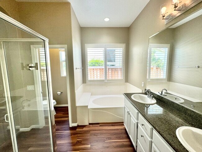 Building Photo - Stunning 3-bedroom 3-bathroom home in Yank...