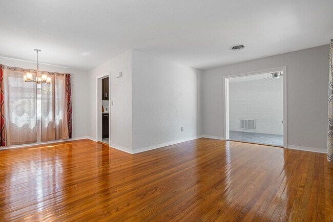 Building Photo - 5600 Tangerine Ave S