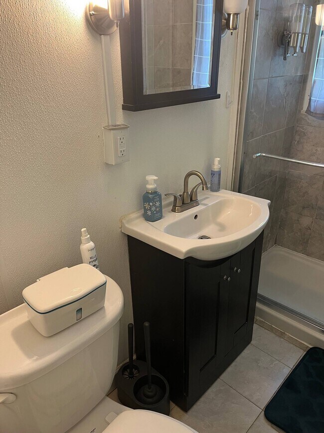 Building Photo - 1750 E Broad St