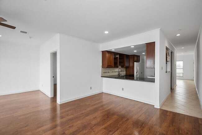 Building Photo - 401 Lakeside Ln