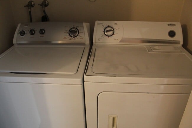 Building Photo - One Bedroom for Rent Southwest Bakersfield Gated Community