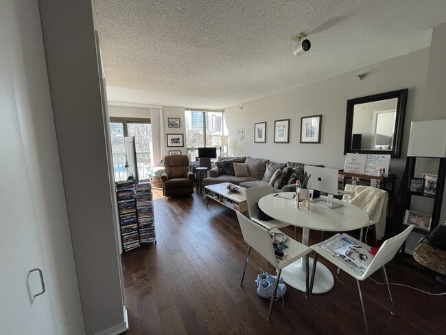 Building Photo - 400 N La Salle Dr