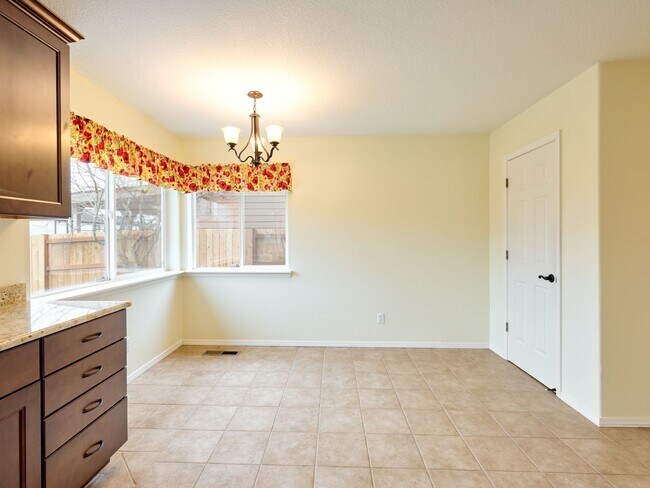 Building Photo - 643 Meadowbrook Ln