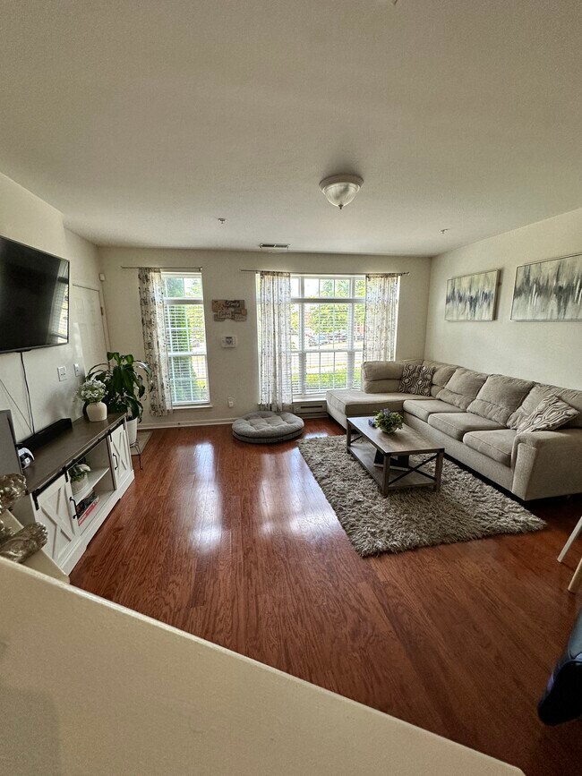 Building Photo - 3017 Chesapeake Dr