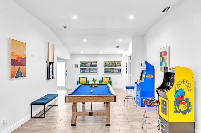 Building Photo - 1568 NE 35th St