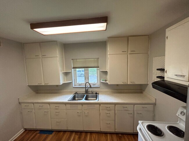 Building Photo - Available August 20th, 2026!!