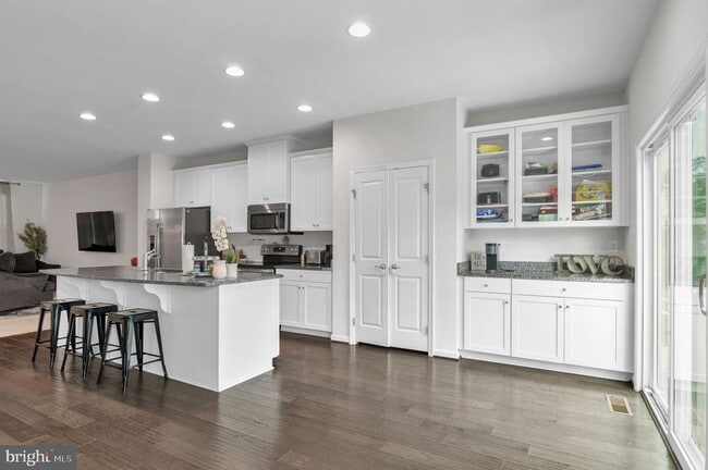Building Photo - 8633 Rosecrans Ln