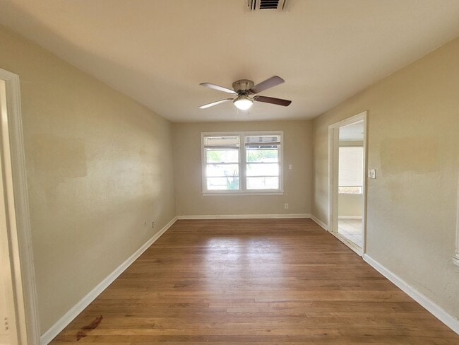 Building Photo - 5 Elegans Ave