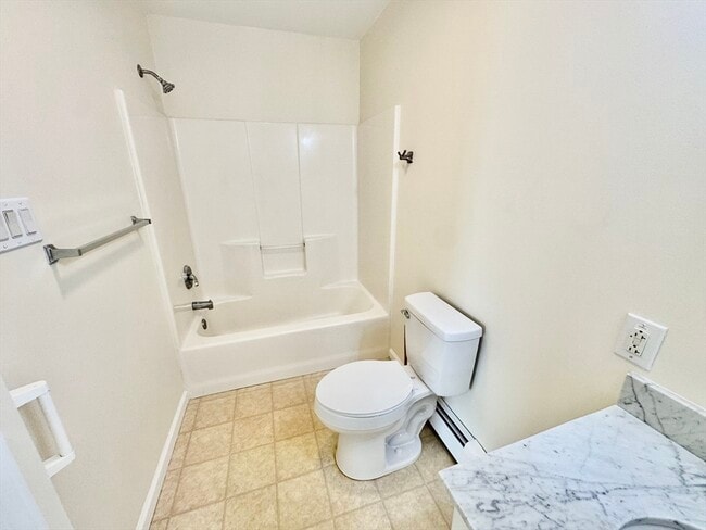 Building Photo - 7 J St