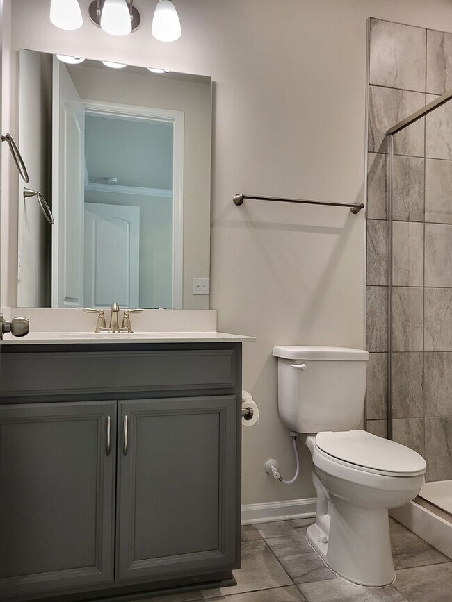 Building Photo - 4 Bedroom townhouse in Davidson